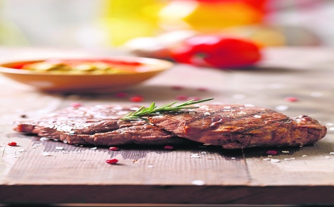 Bife angosto a la parrilla con uchucuta y marinada de pimiento